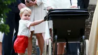 Pangeran George tampak memegangi kereta bayi sang adik, Putri Charlotte usai upacara pembaptisan Charlotte selesai di Gereja St. Mary Magdalene, Sandringham, Inggris, Minggu (5/7/2015). (REUTERS/Chris Jackson/Pool)