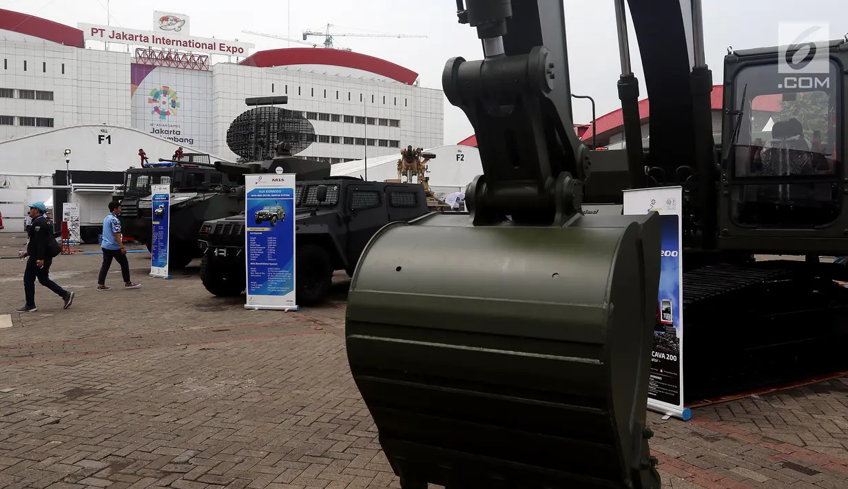Sejumlah alutsista buatan dipamerkan Indonesia di Indo Defence 2018 Expo and Forum di JIExpo Kemayoran, Jakarta, Rabu (9/11). Indo Defence 2018 juga akan menjadi sarana informasi dan edukasi bagi masyarakat Indonesia secara umum. (Liputan6.com/JohanTallo)