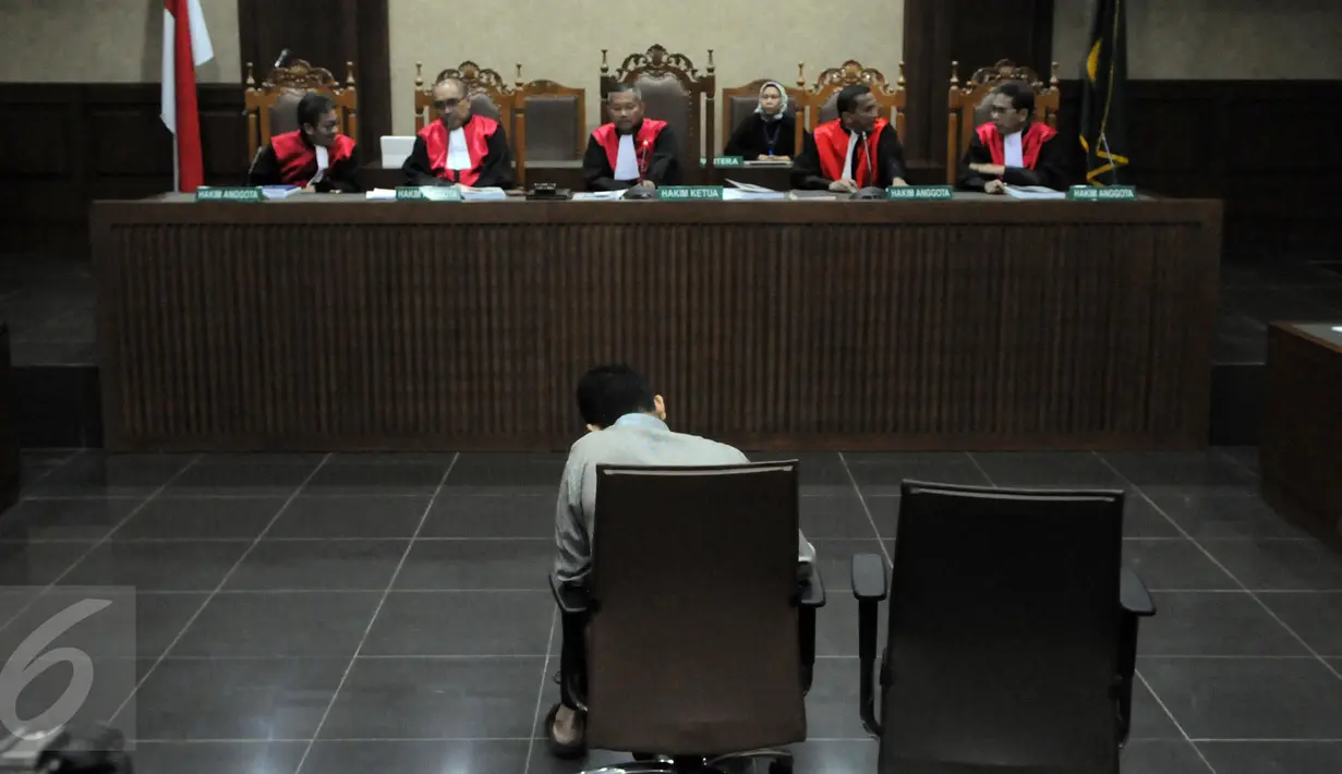 Mantan Bendahara Umum Partai Demokrat Muhammad Nazaruddin menghadapi sidang pembacaan dakwaan dalam perkara dugaan tindak pidana pencucian uang (TPPU) di Pengadilan Tipikor, Jakarta, (10/12). (Liputan6.com/Helmi Afandi)