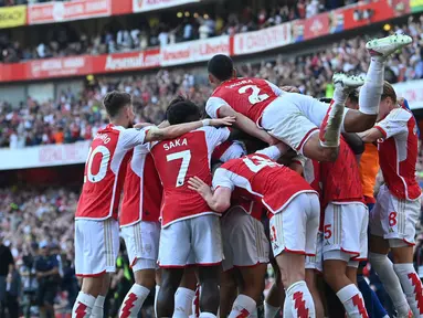 Arsenal sukses mengalahkan MU dengan skor 3-1 dihadapan puluhan ribu pendukungnya yang memadati Emirates Stadium, London,  dalam pertandingan pekan keempat Liga Inggris 2023/2024, Senin (4/9/2023) dini hari WIB. Tiga gol Arsenal dicetak Martin Odegaard, Declan Rice dan Gabriel Jesus. (AFP/Glyn Kirk)