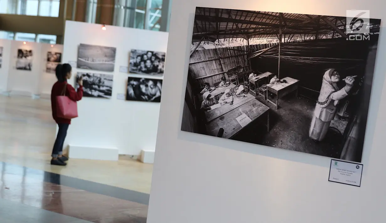 Sejumlah karya fotografi dipajang dalam pameran fotografi bertajuk “Semangat Anak Indonesia dalam Bingkai Hitam Putih” di TIM, Jakarta, Selasa (20/3). Pameran ini digelar hingga tanggal 22 Maret. (Liputan6.com/Immanuel Antonius)
