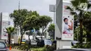 Kendaraan melintas dekat baliho sosialisasi manfaat vaksinasi di Jalan Asia Afrika, Senayan, Jakarta, Sabtu (28/11/2020). Pemberian vaksin COVID-19 tergantung dari datangnya vaksin dan proses persiapan yang dilakukan di Indonesia. (Liputan6.com/Faizal Fanani)