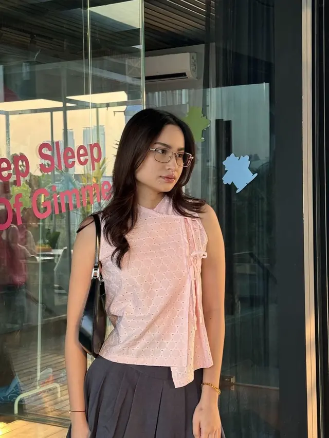 Satine Zaneta Pakai Outfit Pink (Instagram/@satinezaneta)