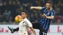 Pemain AS Roma, Iago Falque berusaha melewati pemain Internazionale, Marcelo Brozovic pada laga Serie A di Stadion San Siro, Itali, Sabtu (31/10/2015). (Reuters/Alessandro Garofalo)