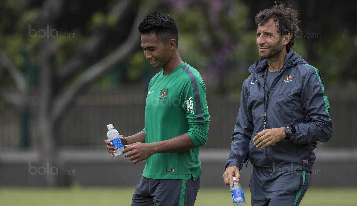 Pelatih Timnas Indonesia, Luis Milla, bersama dengan pemainnya, Bagas Adi, usai latihan di Lapangan ABC Senayan, Jakarta, Jumat (19/1/2018). Pemusatan latihan ini dilakukan jelang Asian Games 2018. (Bola.com/Vitalis Yogi Trisna)