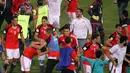 Para pemain Mesir merayakan keberhasilan negaranya lolos ke Piala Dunia 2018 di Stadion Borg El Arab, Alexandria, Senin (8/10/2017). Mesir lolos ke Piala Dunia setelah absen sejak gelaran tahun 1990. (AFP/Tarek Abdel Hamid)