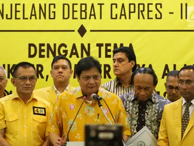 Ketum Partai Golkar Airlangga Hartarto (tengah) bersama pengurus membuka diskusi BALITBANG Partai Golkar di Jakarta, Kamis (14/2). Diskusi mengangkat tema 'Energi, Lingkungan Hidup, Pangan, SDA, Infrastruktur dan Pemerintahan'. (Liputan6.com/JohanTallo)