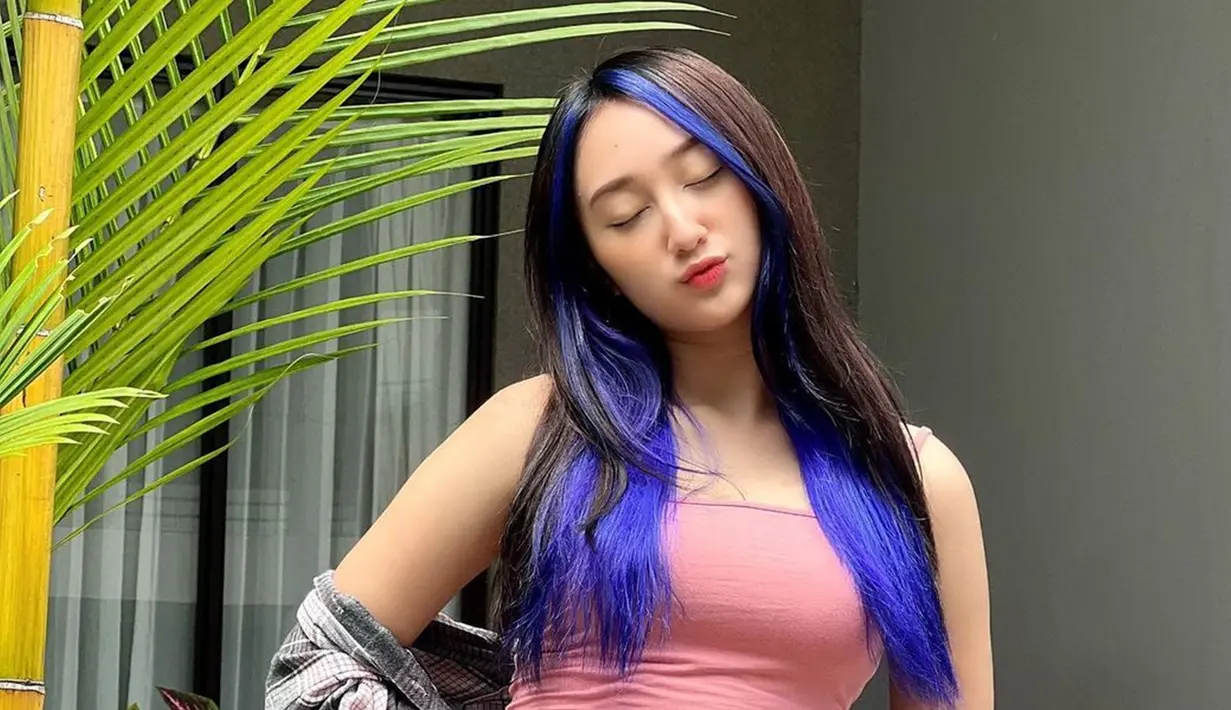 Pemenang ajang Indonesia Mencari Bakat 3 ini semakin terlihat imut dan lucu ketika pamer duck face. Selain sering pamer ekspresi senyum, candid, atau bahkan tanpa senyum, Sandrina Mazayya juga cukup sering unggah potret wajah imutnya saat pamer muka jelek atau duck face di laman Instagram pribadinya. (Liputan6.com/IG/@sandrinamazayya)