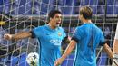 Striker Barcelona, Luis Suarez (kiri) merayakan gol yang dicetaknya bersama Ivan Rakitic dalam laga Grup E Liga Champions di Stadion Olimpico, Kamis (17/9/2015) dini hari WIB. (EPA/Claudio Peri)