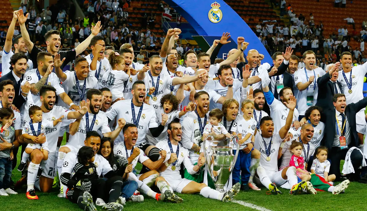 Real Madrid merayakan kemenangan mereka atas Atletico Madrid di Final Liga Champions 2015/2016 di Stadion San Siro, Milan, Minggu (29/5). Madrid mengalahkan Atletico melalui adu pinalti dengan skor 5-3. (Reuters/Stefan Wermuth)