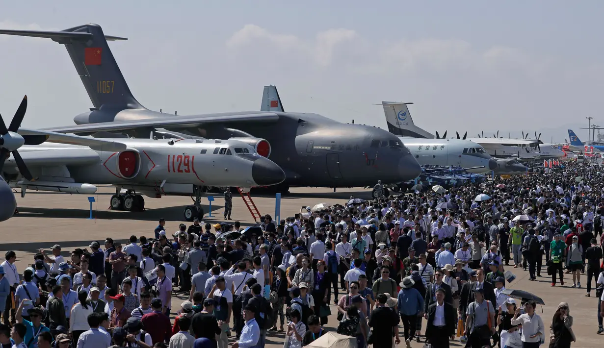 Suasana Pameran Penerbangan dan Antariksa Internasional ke-12 China atau Airshow China 2018 di Kota Zhuhai, Provinsi Guangdong, Selasa (6/11). (AP Photo/Kin Cheung)