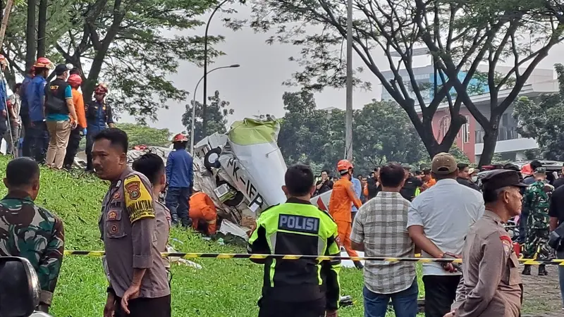 Penampakan pesawat jatuh di Lapangan Sunburst, Kecamatan Serpong, Kota Tangsel, Minggu (19/5/2024).