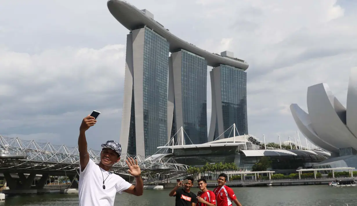 Berfoto di depan Marina Bay Sand. (Bola.com/Arief Bagus)