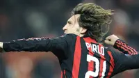 Gelandang AC Milan, Andrea Pirlo merayakan golnya dalam partai Piala UEFA putaran 32 besar antara AC Milan vs Werder Bremen di San Siro, Milan pada 26 Februari 2009. AFP PHOTO/DAMIEN MEYER