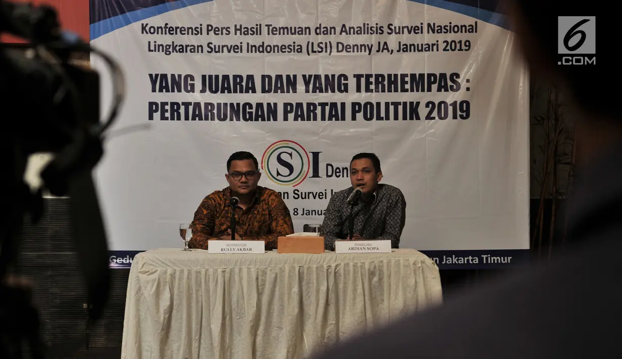 Peneliti LSI Denny JA, Ardian Sopa (kanan) didampingi Rully Akbar memaparkan hasil survei bertajuk "Yang Juara dan Yang Terhempas: Pertarungan Partai Politik 2019" di Kantor LSI, Jakarta, Selasa (8/1). (Merdeka.com/Iqbal S. Nugroho)