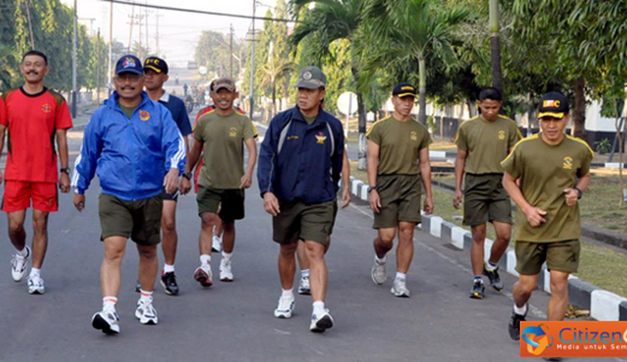 Citizen6, Surabaya: Olahraga bersama ini merupakan hal yang biasa dan rutin dilakukan setiap hari oleh prajurit Marinir khususnya prajurit Pasmar-1. (Pengirim: Roby Eka Sanjaya)