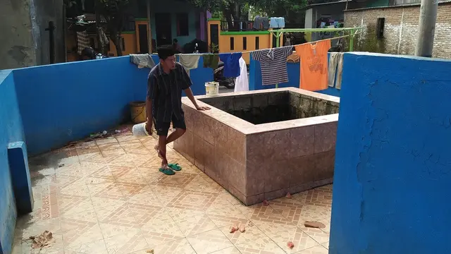Air di sumur tua dan keramat di Makassar ini diyakini bawa berkah (Liputan6.com/ Eka Hakim)
