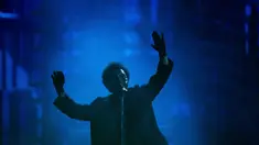 The Weeknd tampil di Vancouver, British Columbia, Kanada, 23 Agustus 2022. The Weeknd tampil mengenakan topeng dan mantel serta sarung tangan hitam khasnya. (Darryl Dyck/The Canadian Press via AP)
