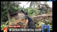Warga pun berupaya mengumpulkan barang-barang mereka yang tidak bisa diselamatkan saat longsor terjadi.