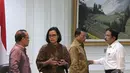 Sejumlah menteri Kabinet Kerja berbincang saat menghadiri Rapat Terbatas Evaluasi Proyek Strategis Nasional, Jakarta, Senin (16/4). Jokowi juga meminta proyek strategis yang dimulai pada 2017 untuk segera diselesaikan. (Liputan6.com/Angga Yuniar)