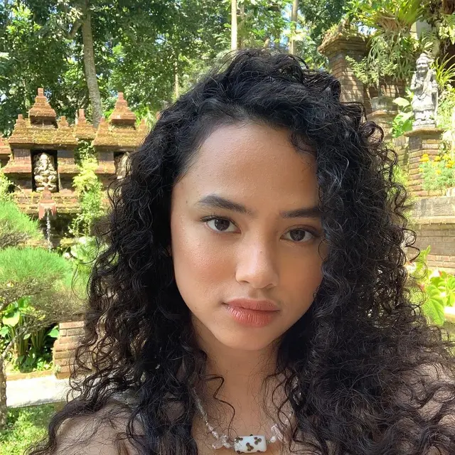 6 Artis yang Punya Rambut Keriting Alami Ini Memukau, Tampil Beda