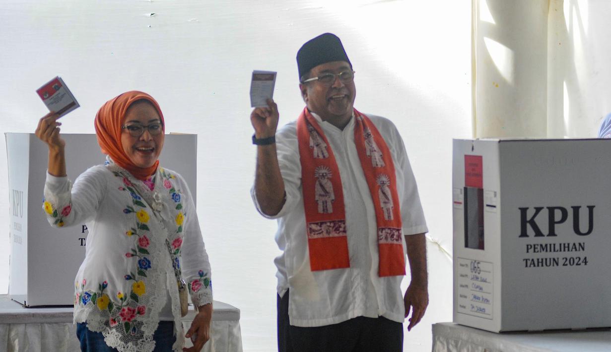 Usai menggunakan hak pilihnya, Rano Karno mengaku bangga dan merasa sah menjadi warga negara. (merdeka.com/Arie Basuki)