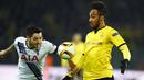 ierre-Emerick Aubameyang (kanan) mencetak satu gol saat  Dortmund mengalahkan Tottenham 3-0 pada leg pertama 16 besar liga Europa,  Jumat (11/3/2016) dini hari WIB. (AFP/Patrik Stollarz)