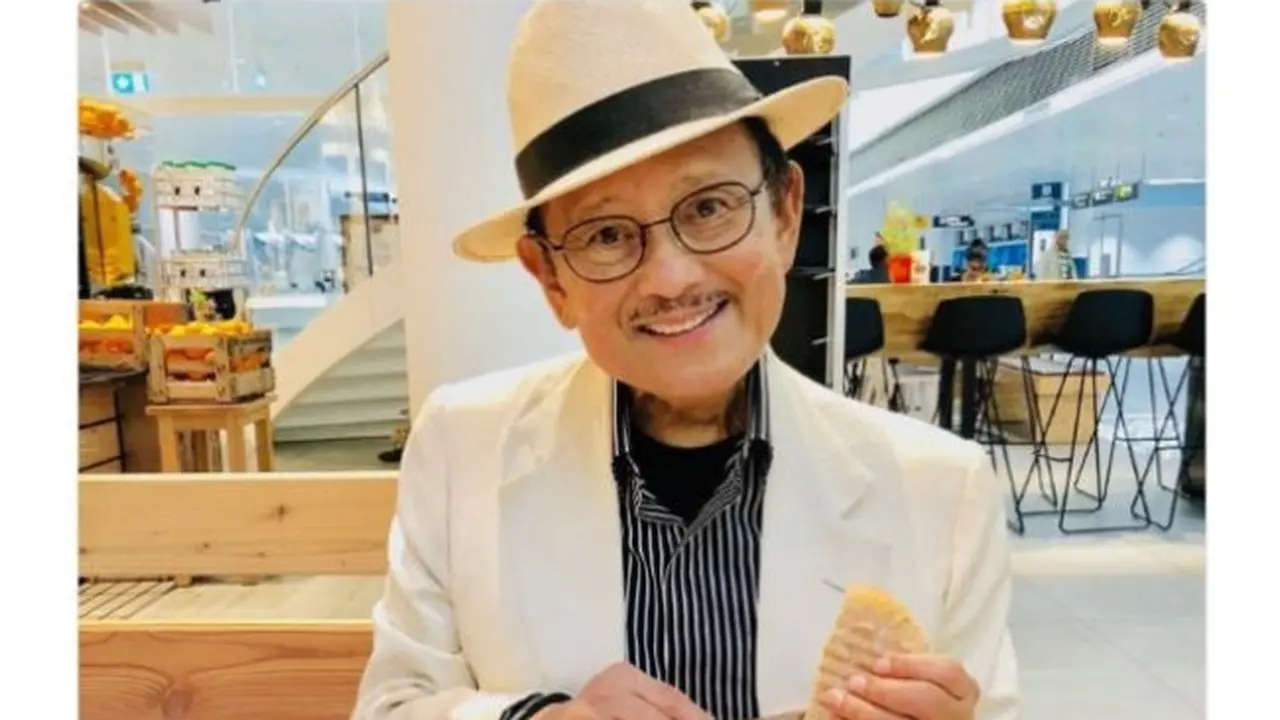 BJ Habibie sedang sarapan sambil menunggu penerbangan dari Munchen menuju Jeddah. © twitter.com/Rosianna766Hi