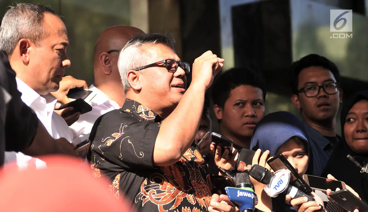 Ketua Komisi Pemilihan Umum (KPU) Arief Budiman memberi keterangan kepada awak media terkait kasus hoaks surat suara tercoblos di Gedung Bareskrim Polri, Gambir, Jakarta, Kamis (3/1). (Merdeka.com/Iqbal S. Nugroho)