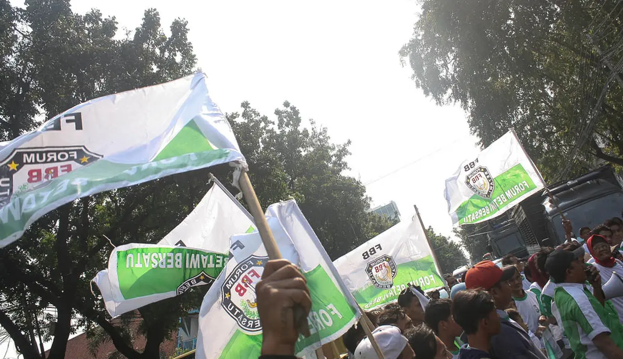 Mayoritas anggota FBB yang berpakaian putih hijau itu membawa bendera dan spanduk di depan Gedung DPRD, Jakarta, (26/9/14). (Liputan6.com/Faizal Fanani)