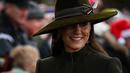 Kate Middleton, Princess of Wales dari Inggris tersenyum saat tiba untuk kebaktian Natal di Sandringham, Norfolk, Inggris pada 25 Desember 2022. Ibu tiga anak ini tampak bergaya dalam balutan coat hijau olive panjang yang bagian bawahnya lebar dari koleksi Alexander McQueen. (AFP/Daniel Leal)