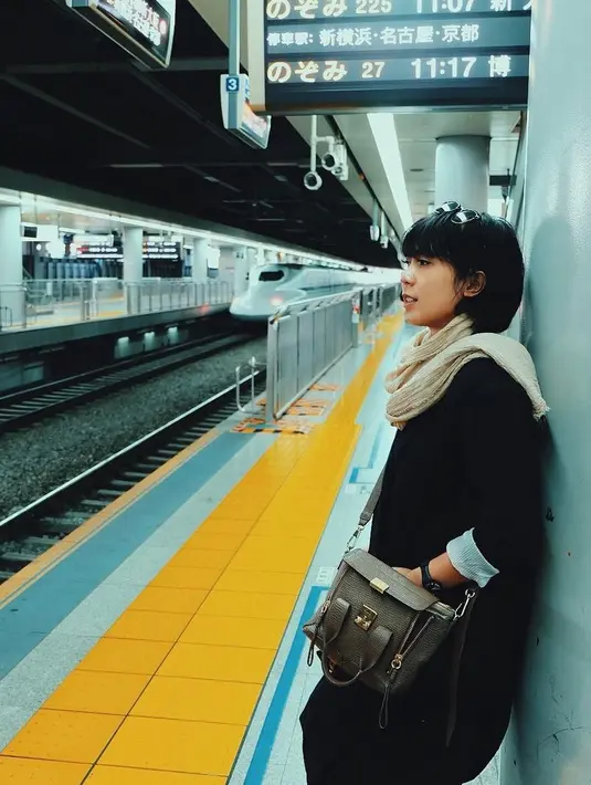 Kalau dilihat-lihat, Fitrop ini memang sering mengenakan kacamata untuk mempercantik penampilannya. Dan uniknya, kacamata itu dipakai seperti bando di atas kepala. (Instagram/fitrop)