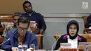 Kepala Badan Pembinaan Hukum Nasional Enny Nurbaningsih (kanan) dan anggota tim pemerintah pembahasan RUU KUHP yang juga pakar hukum Muladi mengikuti rapat RUU KUHP dengan Komisi III DPR, Jakarta, Senin (5/2). (Liputan6.com/Johan Tallo)