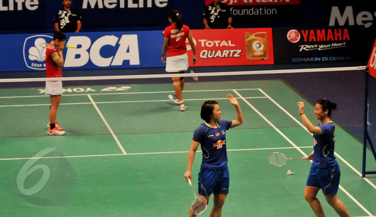 Ganda putri Indonesia, Greysia Polii/Nitya tertunduk usai dikalahkan Tang Jinhua/Tian Qing asal Tiongkok di final BCA Indonesia Open Superseries Premier 2015 di Jakarta, Minggu (7/6/2015). Tang JH/Tian Q menang 21-11, 21-10. (Liputan6.com/Andrian M Tunay)