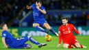 Perebutan bola antara pemain Leicester City dan Liverpool pada lanjutan Liga Inggris di Stadion King Power, Leicester, Rabu (3/2/2016) dini hari WIB. (Reuters/Darren Staples)
