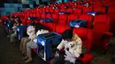 Hewan-hewan tersebut harus mengenakan popok dan duduk di dalam tas sementara suara dan pencahayaan disesuaikan untuk kenyamanan mereka, kata juru bicara Major Cineplex, Narute Jiensnong. (Lillian SUWANRUMPHA / AFP)