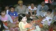Korban gempa di Panyabungan, Mandailing Natal, Sumut, memilih tinggal di tenda dan menggelar tikar di depan rumah. Mereka trauma dan khawatir ada gempa susulan. 