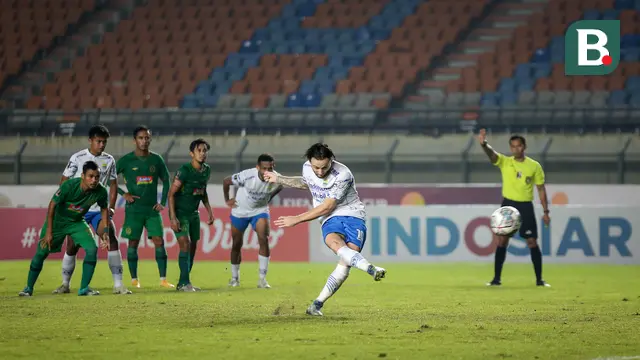 Foto: Melihat Gol Cantik Boaz Solossa saat PSS Sleman Bertemu Persib Bandung di Perempat Final Piala Presiden 2022