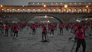 Para peserta ambil bagian dalam perlombaan dayung sambil berdiri pada Nautic SUP Paris di sepanjang sungai Seine, Paris, Prancis, Minggu (3/12). Nautic SUP Paris merupakan lomba dayung sambil berdiri terbesar di dunia. (AFP PHOTO/CHRISTOPHE SIMON)