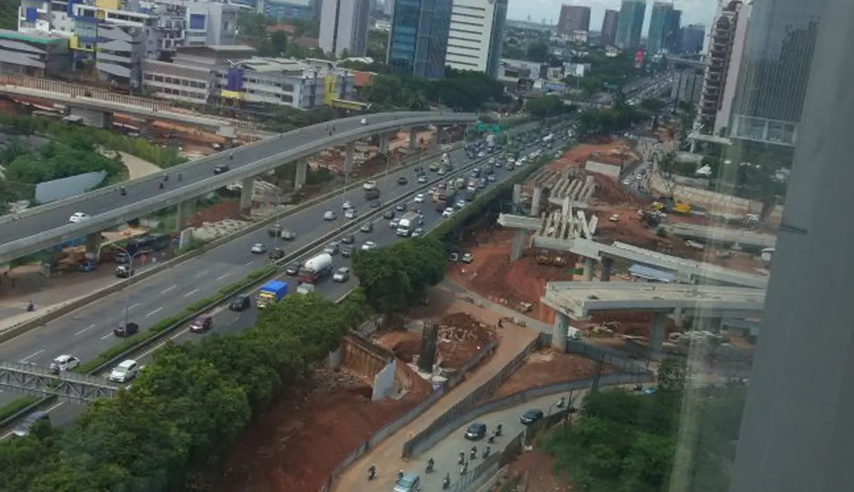 Kondisi arus lalu lintas di dekat proyek Tol Depok-Antasari yang ambruk di Jalan Pangeran Antasari, Jakarta Selatan (2/1). Sejauh ini belum diketahui penyebab girder tersebut ambruk. (Liputan6.com/Istimewa)