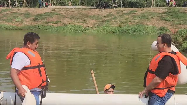Bakal calon presiden (bacapres) Anies Baswedan saat ikut lomba gebuk bantal di perayaan HUT RI yang ke-78 di Waduk Lebak Bulus, Cilandak
