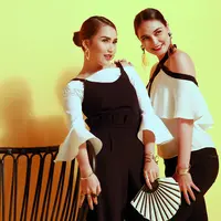 Luna Maya dan Ayu Ting Ting saat pemotretan Luna Habit Clothing Line. (Deki Prayoga/bintang.com)