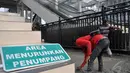 Keadaan jalan yang rusak dan berlubang membahayakan kendaraan yang akan melintas menyebabkan Pemda DKI segera memperbaiki jalan di Terminal Manggarai, Jakarta, Minggu (28/8/2014) (Liputan6.com/Miftahul Hayat)