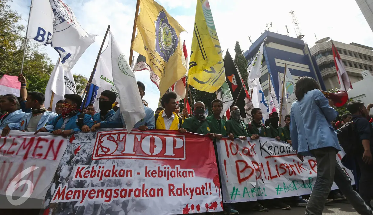 Sejumlah mahasiswa menggelar aksi unjuk rasa di depan Istana Negara, Kamis (12/1). Mereka menuntut pemerintah untuk transparansi dan sosialisasi dalam setiap menentukan suatu kebijakan. (Liputan6.com/Faizal Fanani)