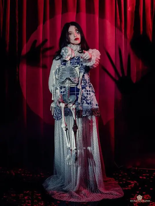 Anneth juga berhasil bikin pangling saat berdandan seram dan memakai tengkorak sebagai properti foto.  [Foto: instagram.com/fdphotography90/sry]