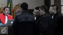 Penasehat hukum Jessica memperlihatkan data kepada hakim saat sidang kasus pembunuhan Wayan Mirna Salihin di Pengadilan Negeri Jakarta Pusat, Jakarta, Kamis (1/9). (Liputan6.com/Helmi Afandi)