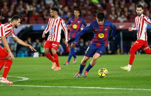 Pedri menggiring bola dalam laga La Liga antara Barcelona vs Atletico Madrid di Camp Nou, Barcelona, Spanyol, Selasa, 2 Desember 2025. (AP Photo/Joan Monfort)