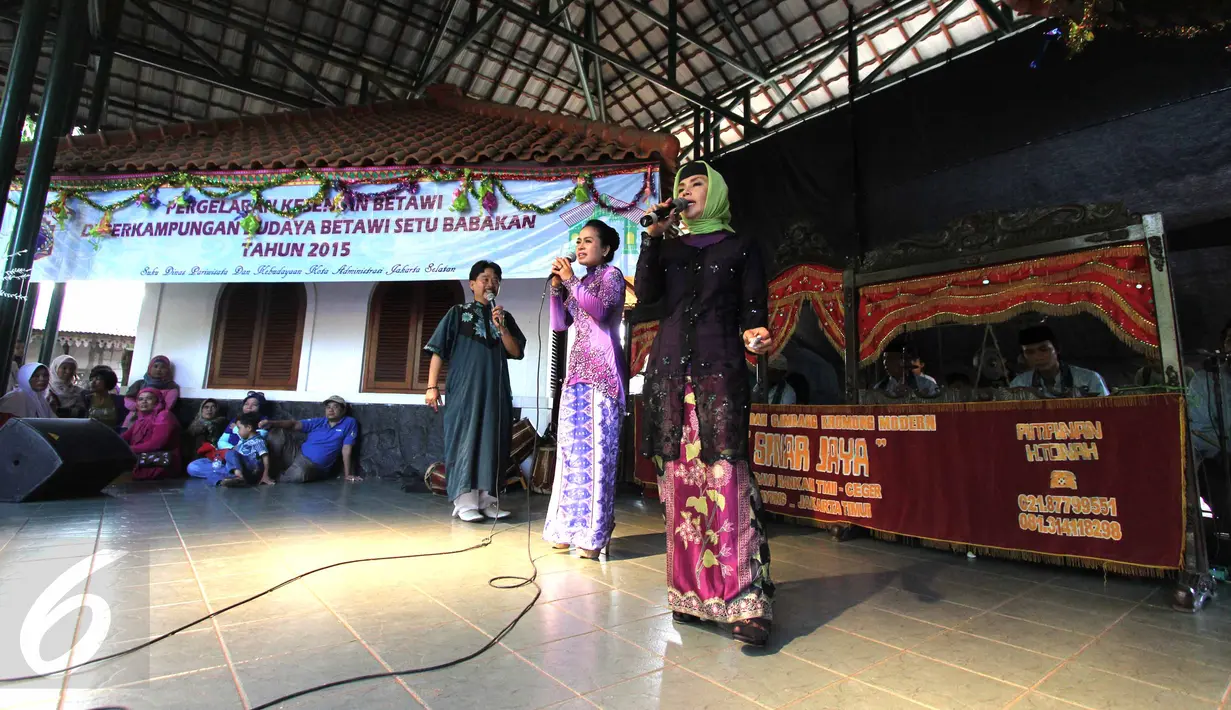 Sejumlah seniman Betawi saat ambil bagian dalam kesenian gambang kromong di pusat budaya Setu Babakan, Depok, Senin (20/7/2015). Kesenian Betawi merupakan salah satu alternatif hiburan warga mengisi libur Lebaran. (Liputan6.com/Helmi Afandi)