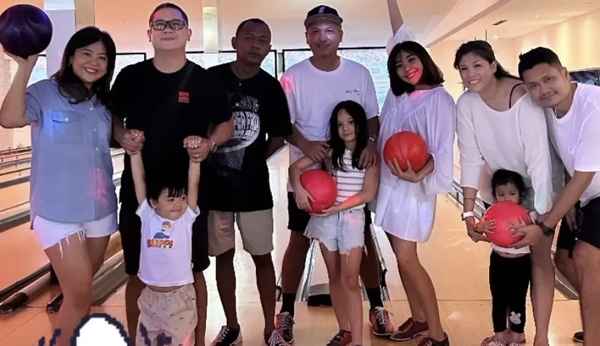 Bahkan, Gading, Gisella, dan Gempita pun kompak mengenakan baju putih saat bermain bowling di Bali. Gisel tampil dengan mini dress lengan panjangnya.  [@gadiiing]