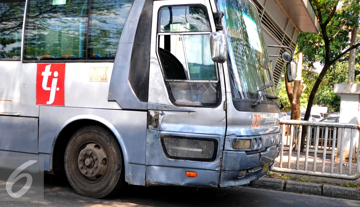 Tampak bagian depan bus Transjakarta yang sudah penyok di koridor 6 Ragunan, Jakarta, Selasa, (30/6/2015). Bus yang melayani koridor tersebut banyak yang sudah tak layak jalan. (Liputan6.com/Yoppy Renato)